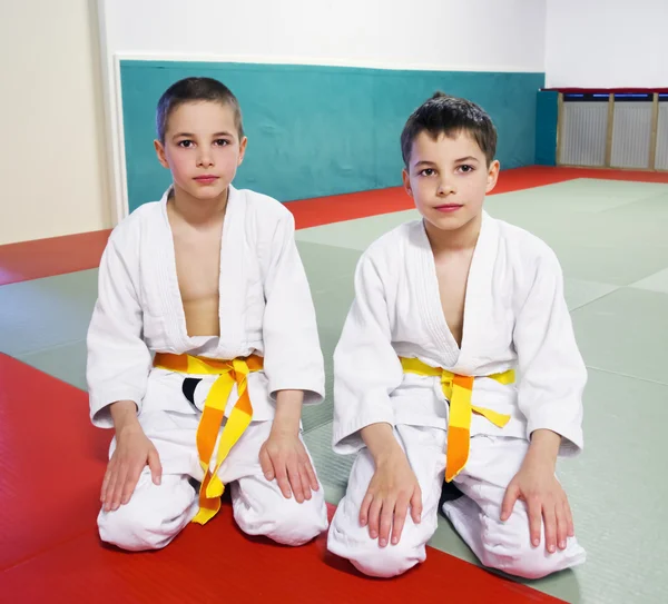 Chicos en sala de deportes se dedica a judo — Foto de Stock