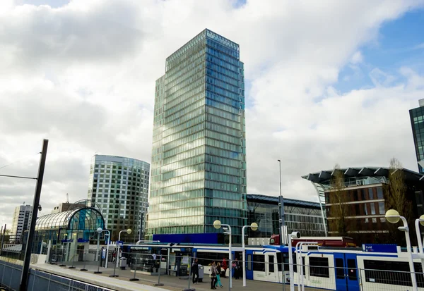 Kancelářské budovy v blízkosti stanice metra zuid, amsterdam, netherl — Stock fotografie