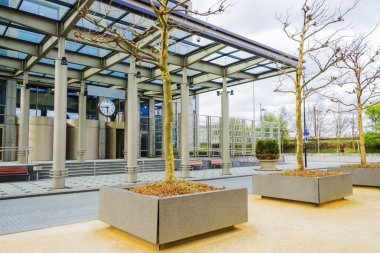 modern ofis binası önünde alanı