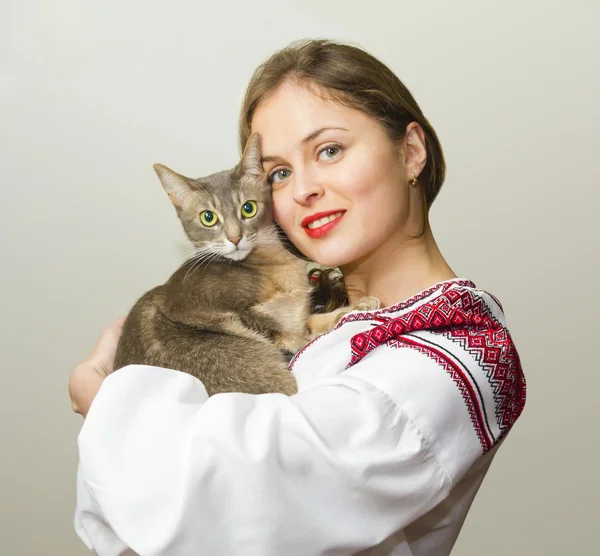 Porträt einer schönen jungen Frau im ukrainischen Nationalgerinnsel — Stockfoto