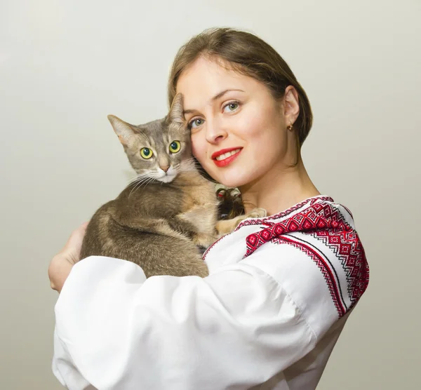 Portrét krásné mladé ženy v ukrajinské národní sraženina — Stock fotografie