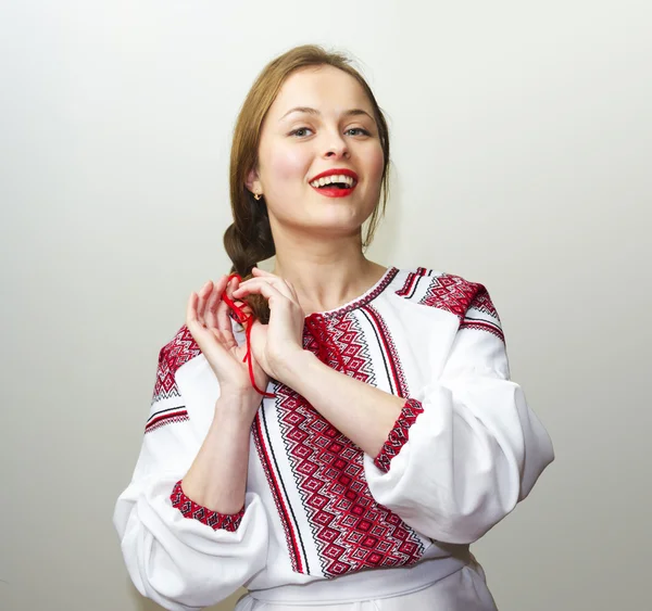 Portrét krásné mladé ženy v ukrajinské národní sraženina — Stock fotografie