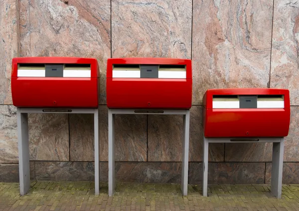Τρεις κόκκινο δημόσια γραμματοκιβώτια με δύο υποδοχές, κοινή σε το netherl — Φωτογραφία Αρχείου