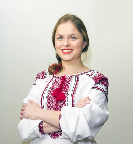 Portret van mooie jonge vrouw in de Oekraïense nationale clot — Stockfoto