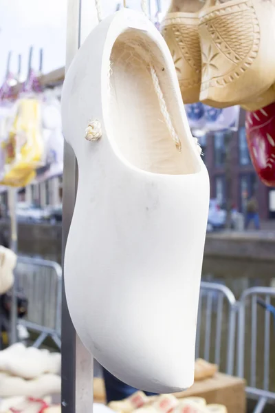 Zapatos holandeses tradicionales de madera con adorno, zuecos, símbolo de t —  Fotos de Stock
