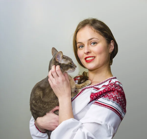 Портрет красивой молодой женщины в украинском национальном тромбе — стоковое фото