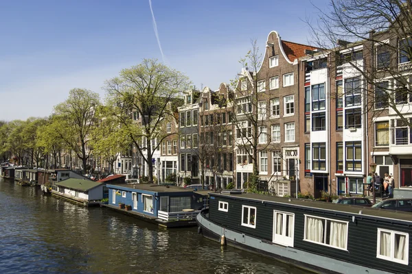 Vista sobre houseboats, Amsterdã, Holanda — Fotografia de Stock