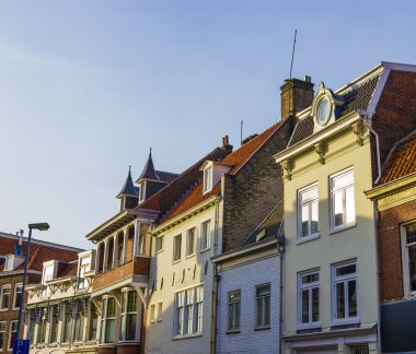 gün batımını eski tipik Hollanda evine