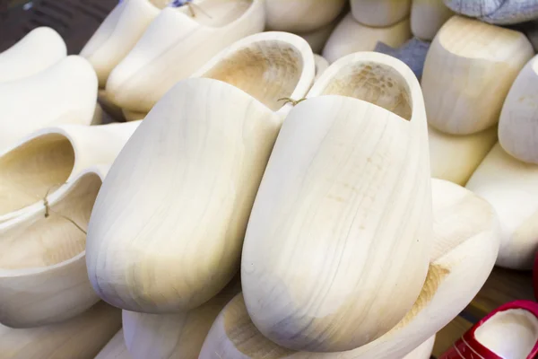 Zapatos holandeses tradicionales de madera con adorno, zuecos, símbolo de t —  Fotos de Stock