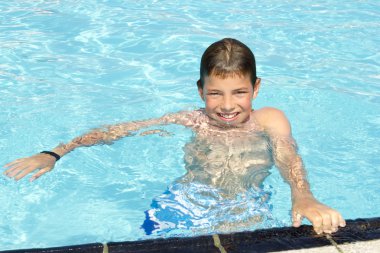 havuz faaliyetleri. Yüzme ve suda oynarken sevimli çocuk