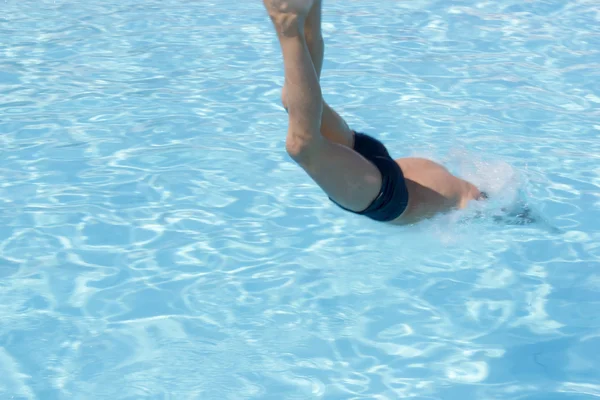 Activités sur la piscine. Garçon plongeant dans la piscine — Photo