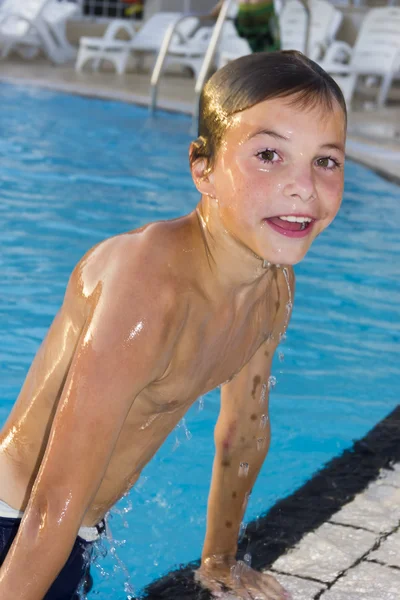 Activités sur la piscine. mignon garçon nager et jouer dans l 'eau i — Photo