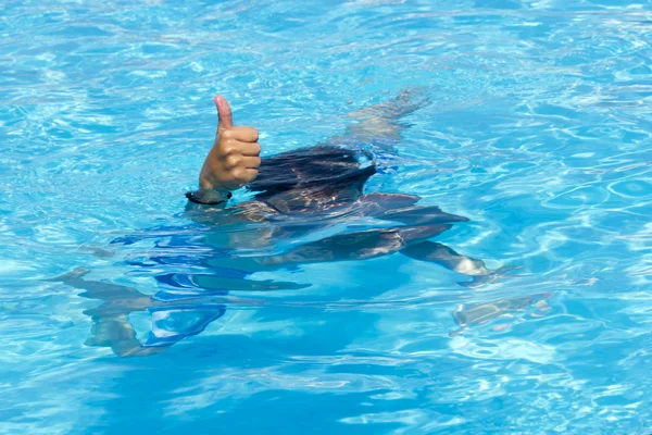 Aktivitäten am Pool. niedliche junge schwimmen und spielen im wasser i — Stockfoto
