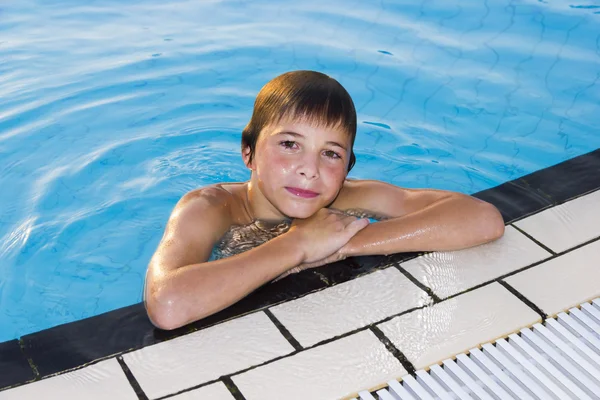Actividades en la piscina. Lindo niño nadando y jugando en el agua i — Foto de Stock