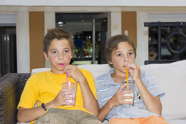 Schattig jongens met glazen milkshake — Stockfoto