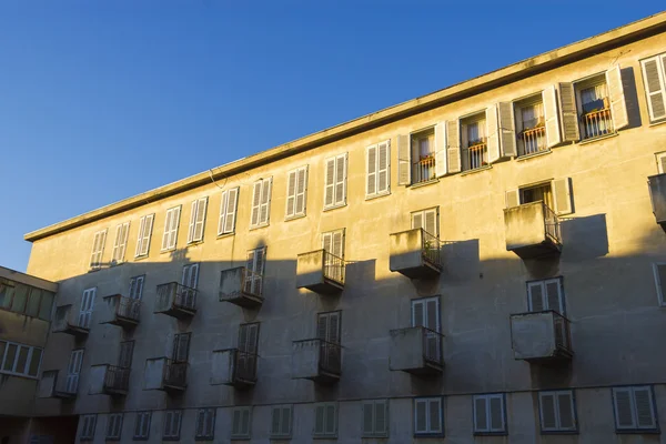 Residentieel gebouw in het zonlicht invoeren, zadar, Kroatië — Stockfoto