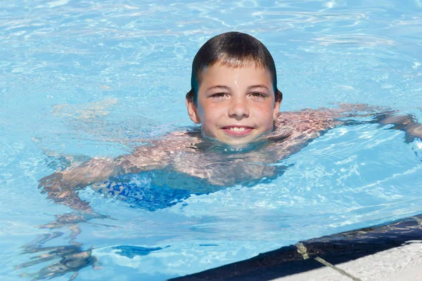 Actividades en la piscina. Lindo niño nadando y jugando en el agua i —  Fotos de Stock