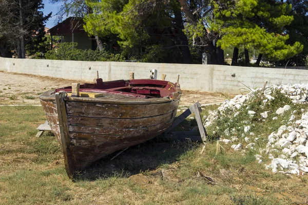 Vecchia barca in riva al mare, Seget Vranjica, Croazia — Foto Stock