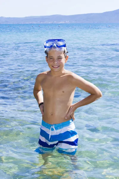 Mignon garçon de onze ans séjournant dans la mer — Photo