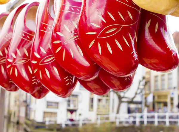 Nederländska traditionella trä skor med ornament, träskor, symbol för t — Stockfoto