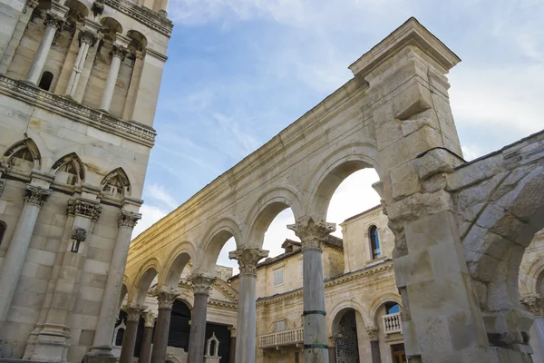 Diocletianus paleis ruïnes en kathedraal bell tower, split, Kroatië — Stockfoto