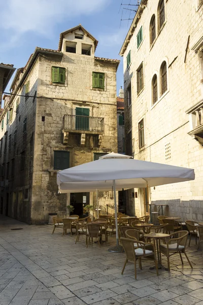 Открытое кафе в старом городе, Сплит, Хорватия — стоковое фото