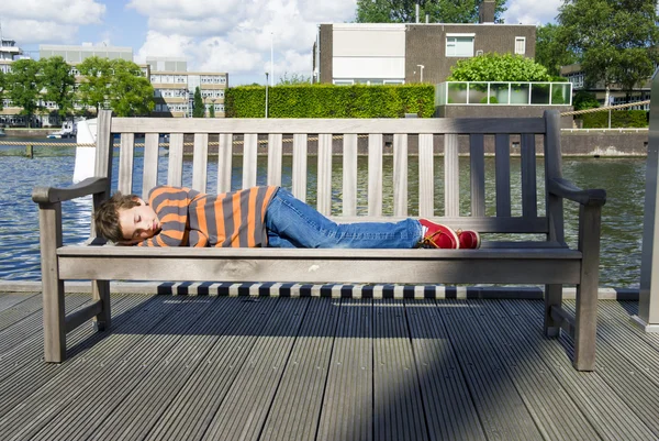 Băiat relaxat dormind pe bancă — Fotografie, imagine de stoc