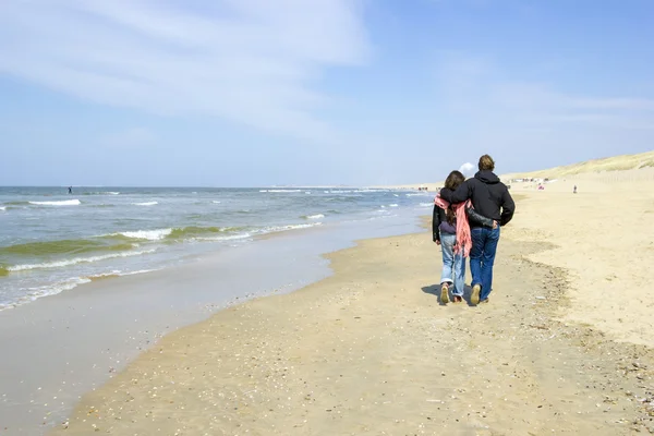 Coppia a piedi in riva al mare — Foto Stock