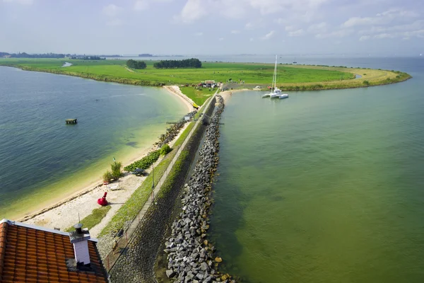 Uitzicht op de baai van de vuurtoren op een zonnige dag, marken, de — Stockfoto