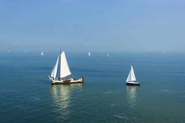 Seascape z dużych i małych łodzi — Zdjęcie stockowe