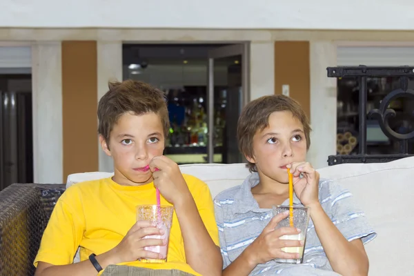 Αξιολάτρευτο αγόρια με ποτήρια milkshake — Φωτογραφία Αρχείου