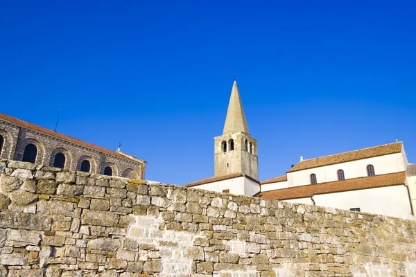 ポレッチ - クロアチア、イストリア半島地域の古いアドリア海の町。人気のある塔 — ストック写真