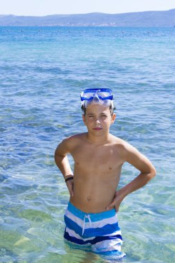 Denizde kalan şirin onbir yaşında erkek