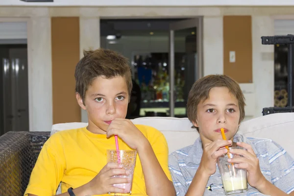 Bedårande pojkarna med milkshake glas — Stockfoto