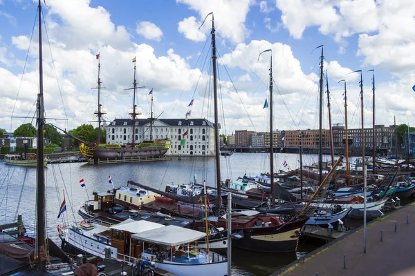 Mnoho lodí zaparkované poblíž pobřeží v Amsterdamu — Stock fotografie