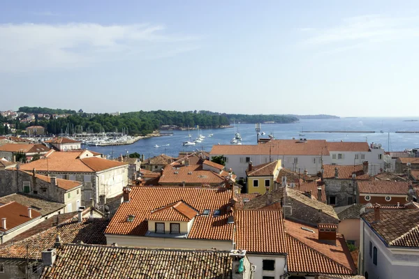 Panoramiczny widok na dół miasta porec z wieży bazyliki, istra — Zdjęcie stockowe