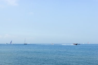 Yelkenli mavi gökyüzü arka plan ile deniz manzarası.