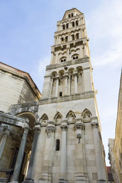 Diocletianus paleis ruïnes en kathedraal bell tower, split, Kroatië — Stockfoto