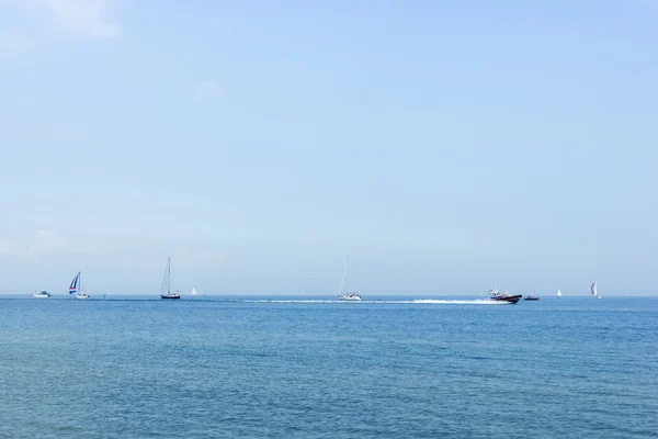 Paesaggio marino con barca a vela lo sfondo del cielo blu . — Foto Stock