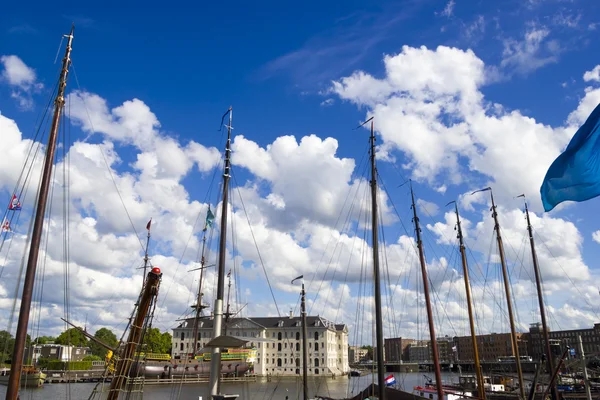 Vele schepen geparkeerd in de buurt van de kust in amsterdam — Stockfoto