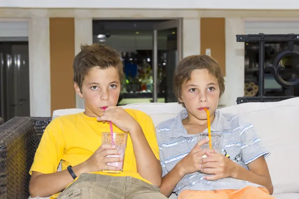 Adoráveis meninos com copos de milkshake — Fotografia de Stock