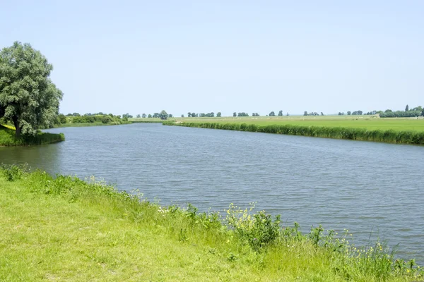Paysage rural hollandais avec rivière — Photo