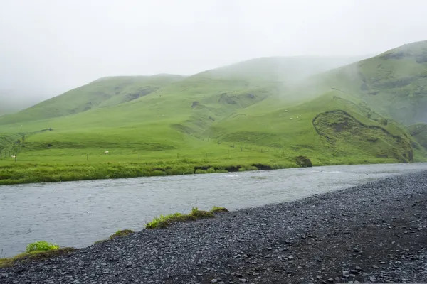 Skoga řeky poblíž vodopád skogafoss na Islandu, v létě — Stock fotografie