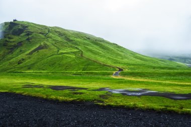 İzlanda, skogafoss Şelalesi yakınlarındaki yolu yağmurlu yaz
