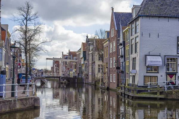 Vista sobre un canal en Alkmaar a finales de otoño — Foto de Stock