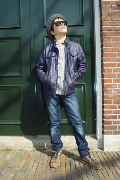 Симпатичный подросток в шляпе (полноразмерный портрет) на голландской улице — стоковое фото