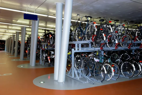 Podziemny parking rowerów, haarlem, Holandia — Zdjęcie stockowe
