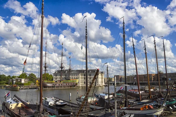 Vele schepen geparkeerd in de buurt van de kust in amsterdam — Stockfoto