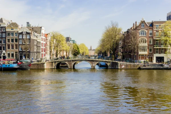 Vista sulle case galleggianti, Amsterdam, Paesi Bassi — Foto Stock