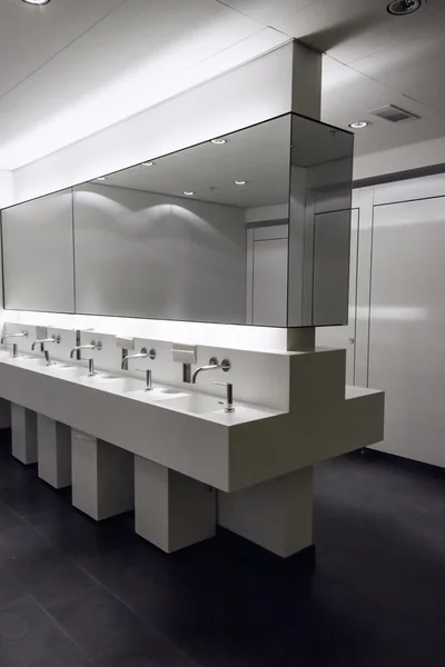 Banheiro público moderno Fotos De Bancos De Imagens Sem Royalties